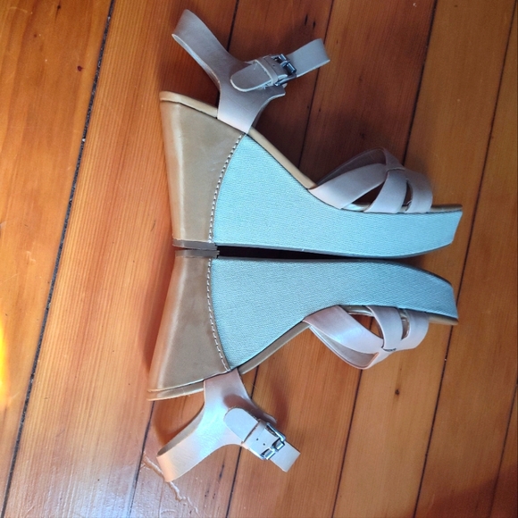 Marc Fisher Hello wedge sandal in neutral brown - Picture 3 of 6